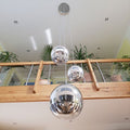s.luce Modular Hängeleuchten-Baldachin mit 3 stilvollen Chromkugeln in modernem Wohnraum.
