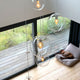 s.luce Modular Umbau bis 20 Leuchten, transparente Glaskugelleuchten hängen über einem Hundekissen.