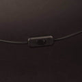 Schalter für ein schwarzes Kabel, auf schwarzem Hintergrund, ideal für Elektronik- und Kabelaccessoires.