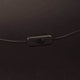 Schalter für ein schwarzes Kabel, auf schwarzem Hintergrund, ideal für Elektronik- und Kabelaccessoires.