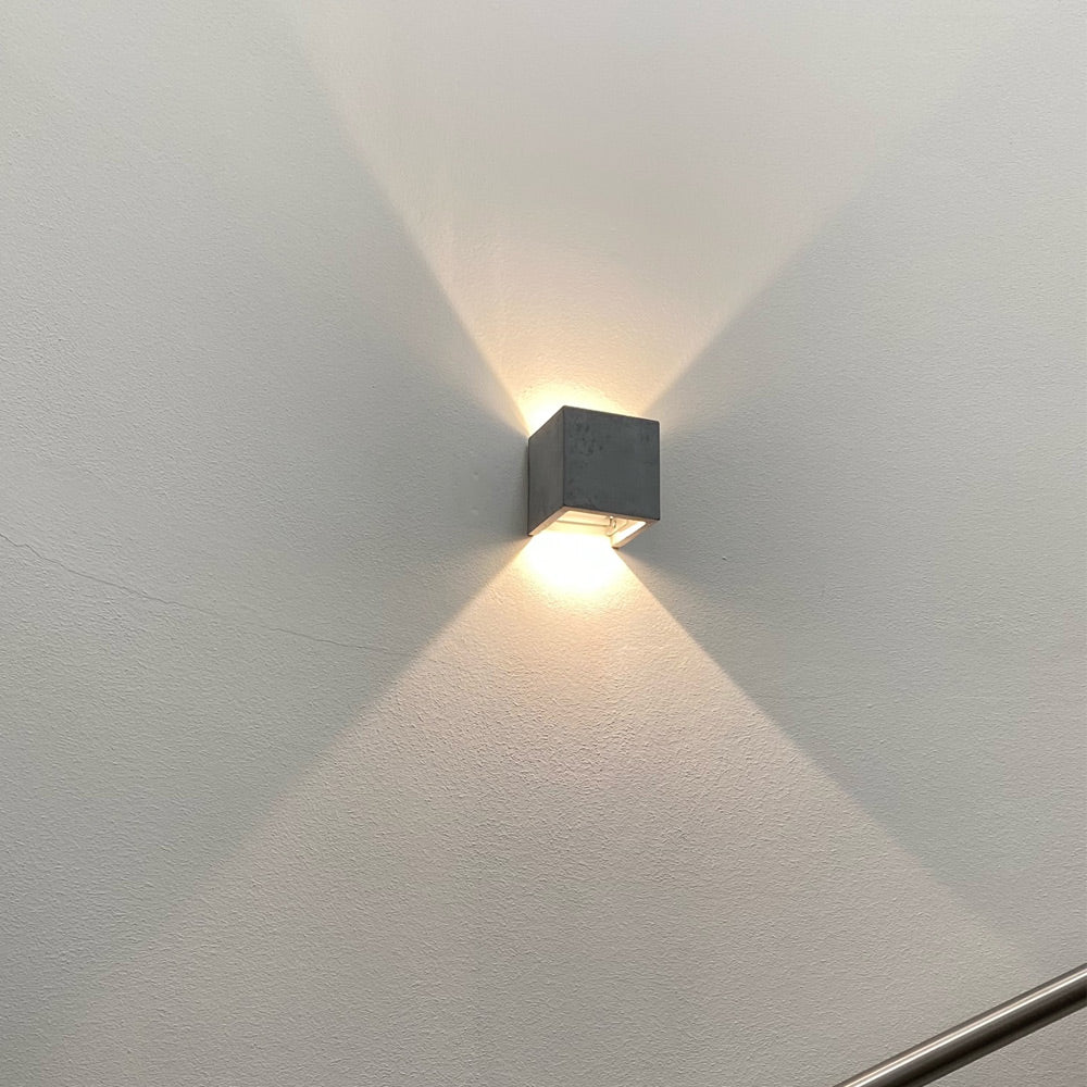 s.luce Sokkel wandlamp in grijs beton