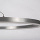Detailaufnahme der s.luce LED Ring Hängeleuchte mit mattem, silbernem Finish und modernem Design.