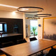 s.luce LED Ring Hängeleuchte in modernem Essbereich mit minimalistischer Atmosphäre.