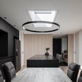 s.luce LED Ring Hängeleuchte Ø 60cm in modernem Essbereich mit Holz- und Schwarzton-Elementen.
