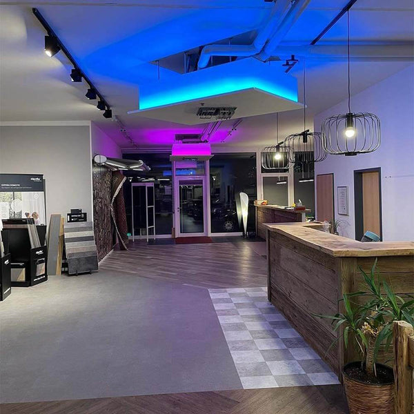 Vue intérieure moderne avec suspension Rooms et une atmosphère chaleureuse dans l’espace d’accueil.