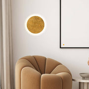 s.luce Cloud indirecte LED wandlamp & plafondlamp in een moderne woonruimte met beige fauteuil en decoratieve muur.