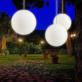 s.luce Globe Hängeleuchte im Außenbereich, elegantes Design, sanfte Ausleuchtung, stimmungsvolle Atmosphäre.