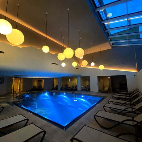 s.luce Lampe à globe suspendue pour intérieur et extérieur IP54 dans un espace piscine élégant