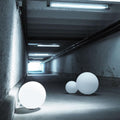 S.luce Globe Kugelleuchten in einem dunklen Tunnel, die eine elegante Lichtatmosphäre schaffen.