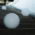 s.luce Globe Kugelleuchten auf Treppen, strahlend weiß mit elegantem Design, schaffen stimmungsvolles Licht im Außenbereich.