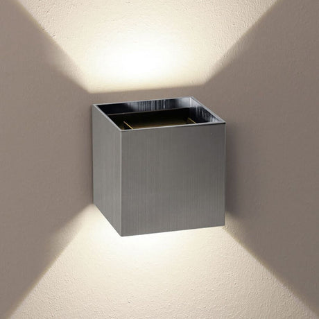 s.luce Ixa Abdeckung quadratisch für Ixa Basis an moderner Wand.