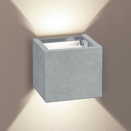 s.luce Ixa Abdeckung quadratisch für Ixa Basis in moderner, quadratischer Form an der Wand montiert.
