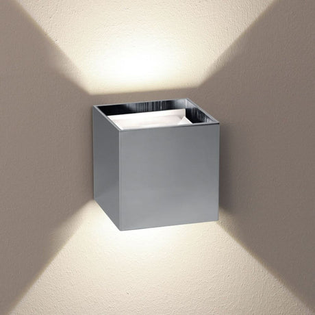 s.luce Ixa Abdeckung quadratisch für Ixa Basis in modernem Design an Wand montiert.