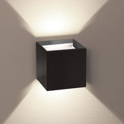 s.luce Ixa LED Lámpara de pared High Power IP20 con diseño moderno y superficie negra en la pared.