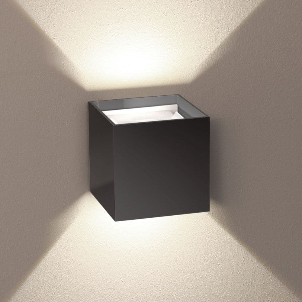 s.luce Ixa LED High Power -seinävalaisin IP20 modernissa neliömäisessä muotoilussa asennettuna seinälle.