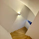 Moderne s.luce Ixa LED Wandlampe mit Bewegungsmelder an einer Treppe, die für Sicherheit und Stil sorgt.