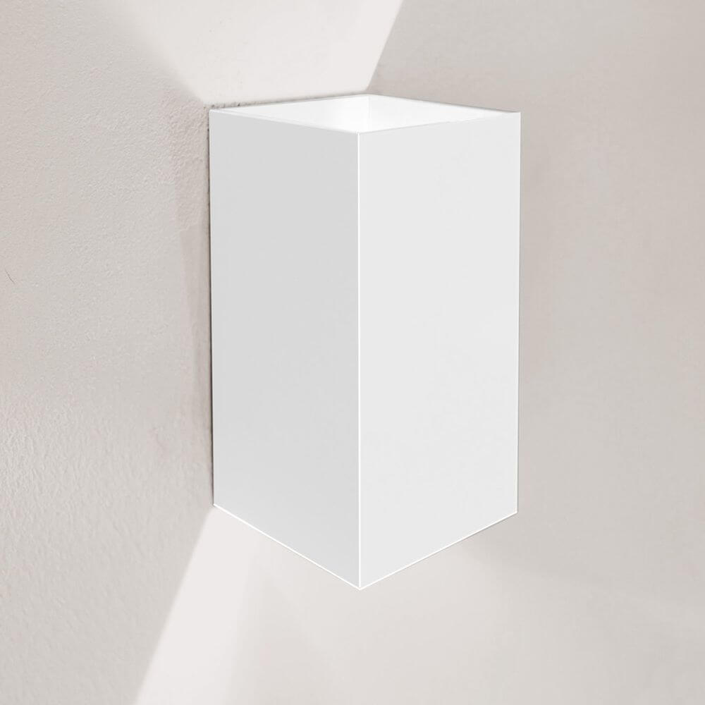 s.luce Ixa XL copertura rettangolare per Ixa base in bianco montata su parete.