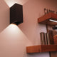 Ixa XL LED-Wandleuchte in modernem Design an einer Wand, leuchtet den Raum mit elegantem Licht.