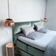 Modernes Schlafzimmer mit s.luce Progress Glaskugelleuchten in kupfer und eleganter Schlafzimmereinrichtung.