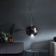 Moderne s.luce Sphere Pendelleuchte in rauchigem Glas, schwebend und stilvoll im Raum positioniert.