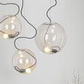 Moderne s.luce Sphere Hängeleuchte mit gläsernen Kugeln und asymmetrischer Lichtverteilung für stimmungsvolle Beleuchtung.