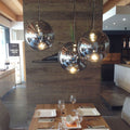 Moderne s.luce Sphere Hängeleuchte, dreiteilige Glaskugel mit asymmetrischer Lichtverteilung im eleganten Innenraum.