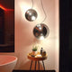 Moderne s.luce Sphere Hängeleuchte mit Glaskugeln, sanftes Licht in einem eleganten Raum.