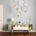 Moderne s.luce Sphere Pendelleuchte Glaskugel in Wohnraum mit minimalistischer Einrichtung und goldenen Akzenten.