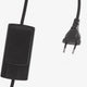 Schwarzes Kabel mit Stecker und Fußschalter für elektrische Geräte.