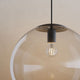 s.luce Abdeckung für Orb Glaskugel auf einer hängenden Lampe in minimalistischen Design.