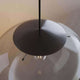 Elegante hängende Lampe mit schwarzem Schirm und glasklarem Lampenkörper in stilvollem Design.