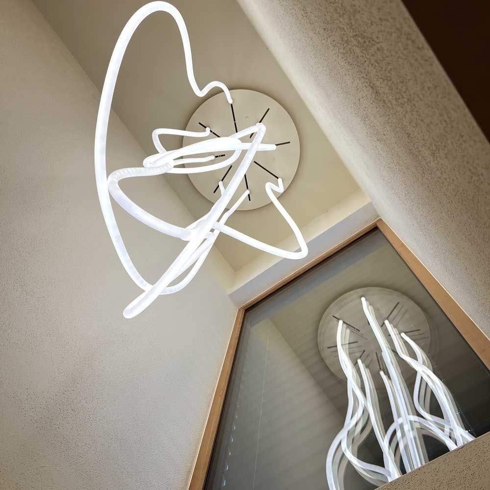 s.luce Arion organische Flex LED Hängelampe Warmweiß, kreative Lichtskulptur mit biegsamen LED-Schlauch.