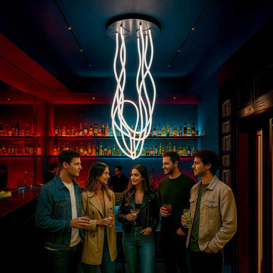 s.luce Arion organische Flex LED Hängelampe Warmweiß in einer Bar, umgeben von jungen Menschen.