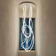 s.luce Arion organische Flex LED Hängelampe Licht-Schlauch Warmweiß, kreative Lichtskulptur in warmweißem Licht.