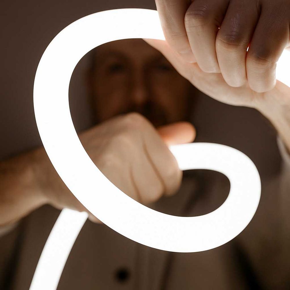 s.luce Arion organische Flex LED Hängelampe Warmweiß in kreativer Formgebung durch flexiblen Innendraht.