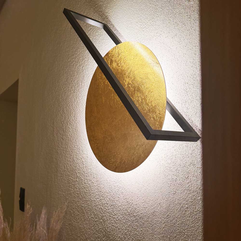s.luce Artus LED Wandleuchte & Deckenlampe mit goldener, runder Leuchtelement und modernem Design.