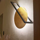 s.luce Artus LED Wandleuchte & Deckenlampe mit goldener, runder Leuchtelement und modernem Design.