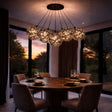 s.luce Atom Cluster LED Mehrfach-Pendellampe 7-flammig in elegantem Esszimmer mit Tisch und Stühlen