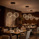 s.luce Atom Cluster LED Mehrfach-Pendelleuchte 3-flammig im eleganten Restaurant-Ambiente.