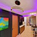Moderner Flur mit lila LED-Beleuchtung, kreativen Wandanstrich und stilvollem Möbel-Design.