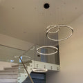 s.luce Atom Ring LED-Hängelampe in modernem Treppenhaus, dimmbar und elegant, erstellt Lichtakzente.