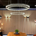 s.luce Atom Ring LED-Hängelampe in modernem Raum, dimmbar und ideal für Esstische oder Galerien.