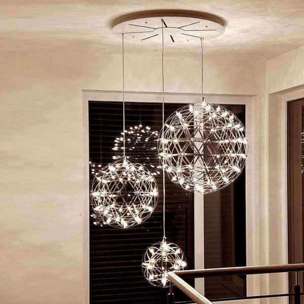 Moderne hanglamp met drie lichtgevende bollen die een stijlvolle sfeer creëren in een lichte ruimte.