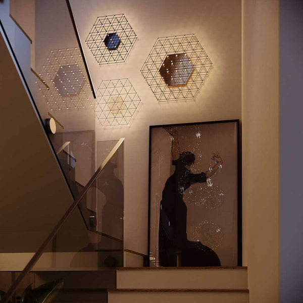 s.luce Atom lumineuse carrée LED effet applique murale et plafonnier dans un escalier moderne avec des décors muraux géométriques.