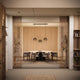 Moderne Esszimmeransicht mit s.luce Balken Baldachin über dem Tisch, scandi-inspiriert und elegant.