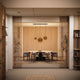 Moderne Esszimmeransicht mit Holzdetails, eleganten Stühlen und s.luce Balken Baldachin.