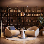 s.luce Ball Moderne design buelampe med marmorfod over komfortable lænestole i stilfuld stue