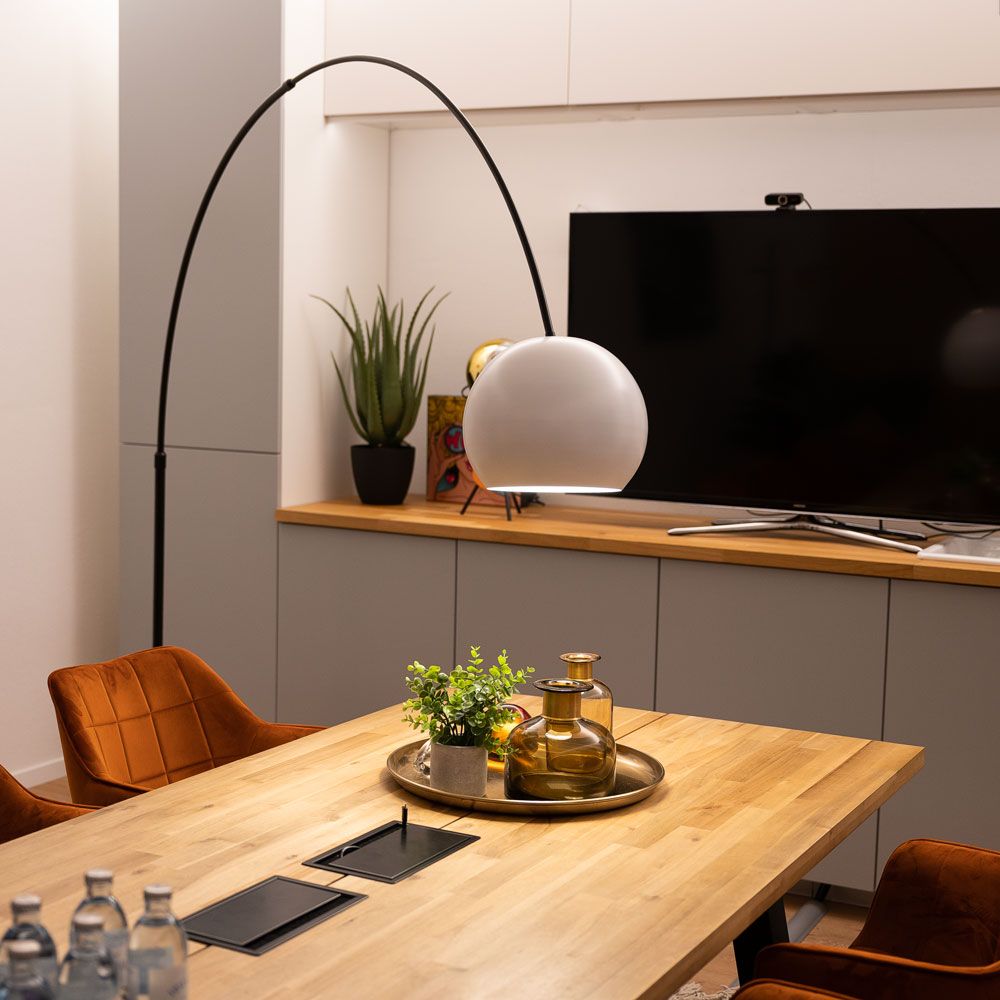 s.luce Lampa łukowa w kształcie kuli z nowoczesną marmurową podstawą