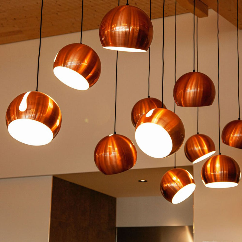 s.luce Ball luminaire de galerie avec abat-jour orientable et interchangeable, suspension de 5 m en aspect cuivre avec plusieurs lampes.