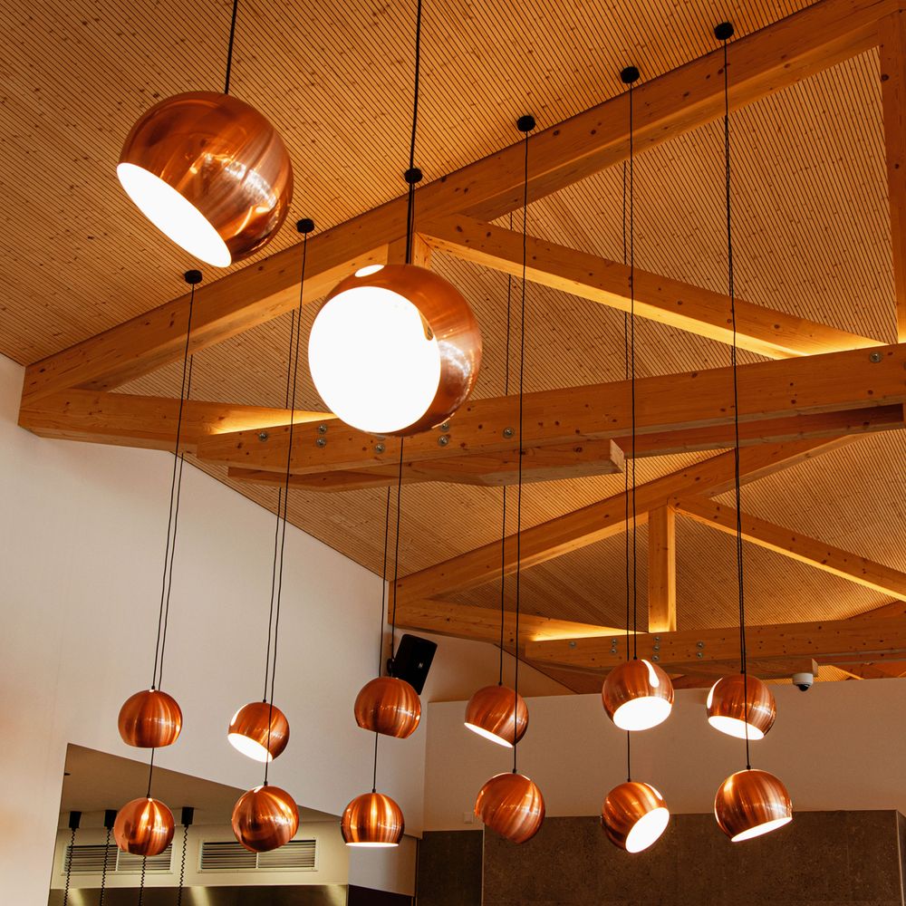 s.luce Lâmpada de galeria Ball com cúpula rotativa e intercambiável, suspensão de 5m em um interior moderno.